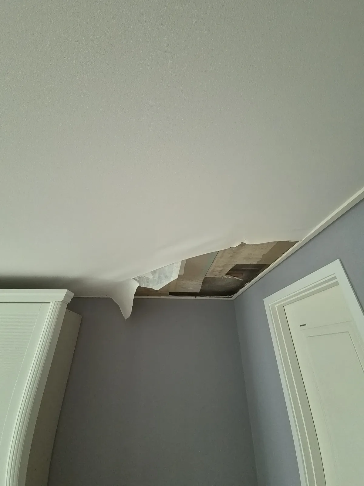경기 용인시 수지구 천장 모서리 벽지 부분 복원 시공 전